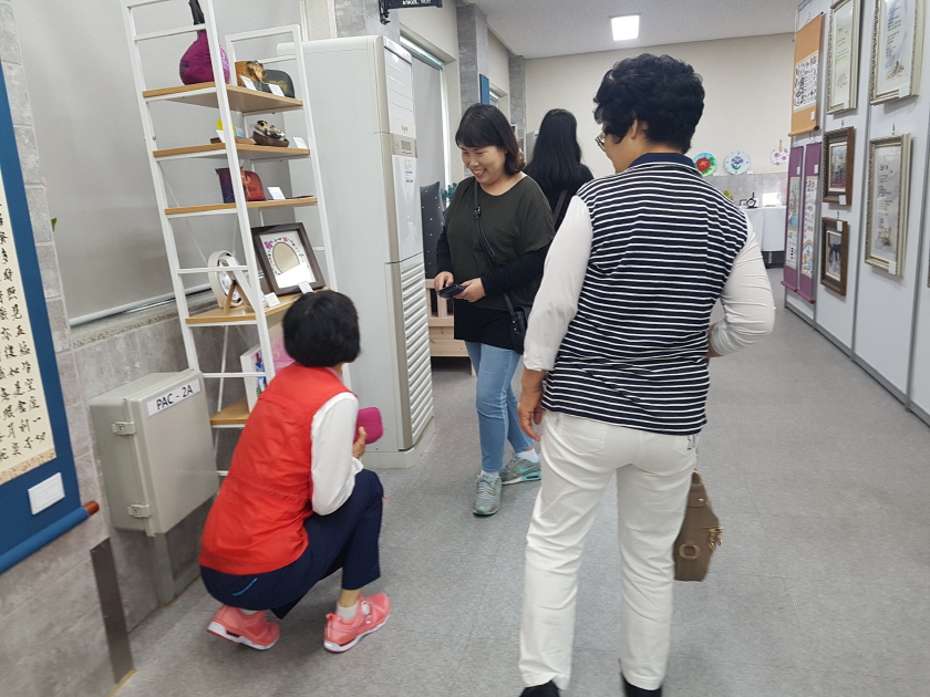 작품전시 관람 중인 이용고객