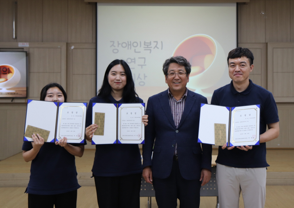 각팀 대표 직원이 표창창을 받고 단체사진을 찍고 있는 모습