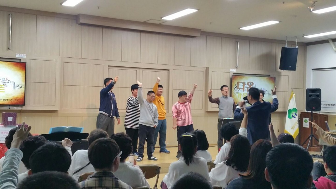 사회자의 요청에 따라 손을 들고있는 노래자랑 참가자들의 모습