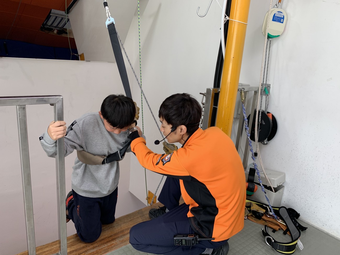 완강기를 직접 체험해보는 활동을 수행중인 이용고객