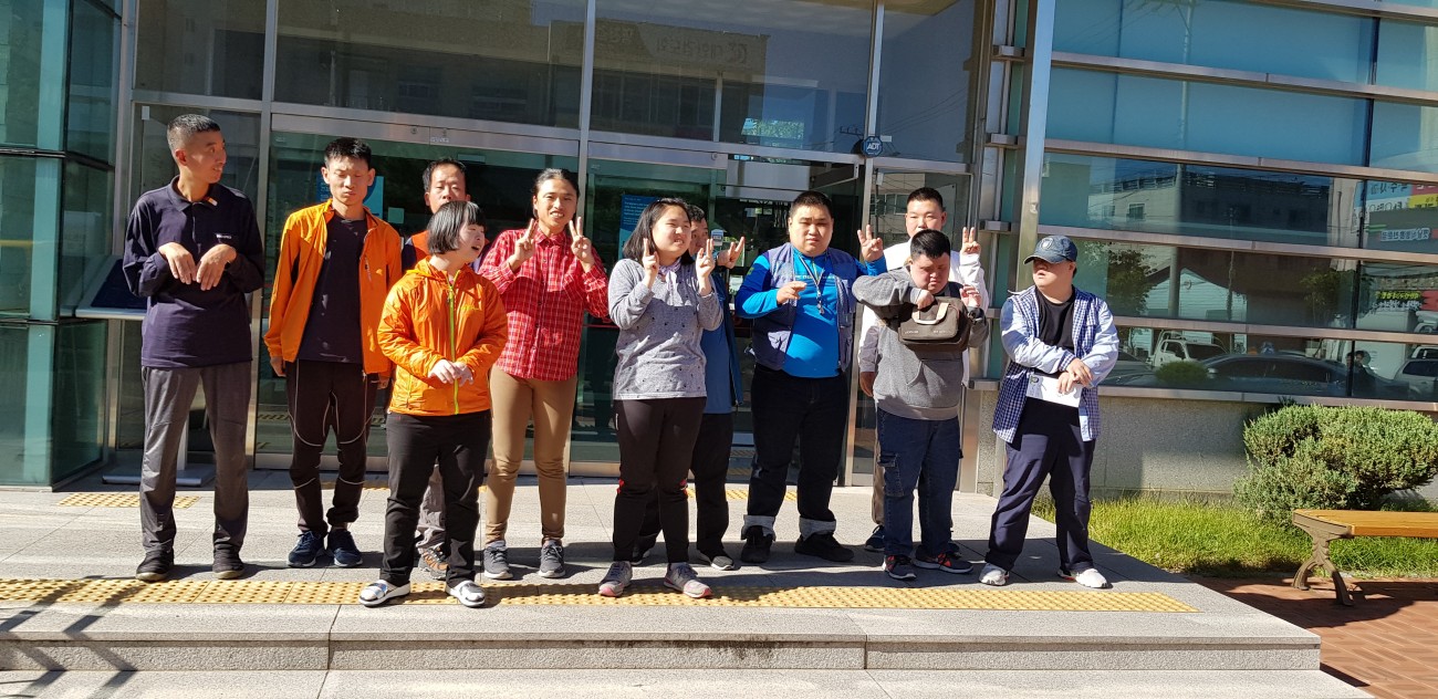 주간보호센터 건강보험공단에서 단체 사진