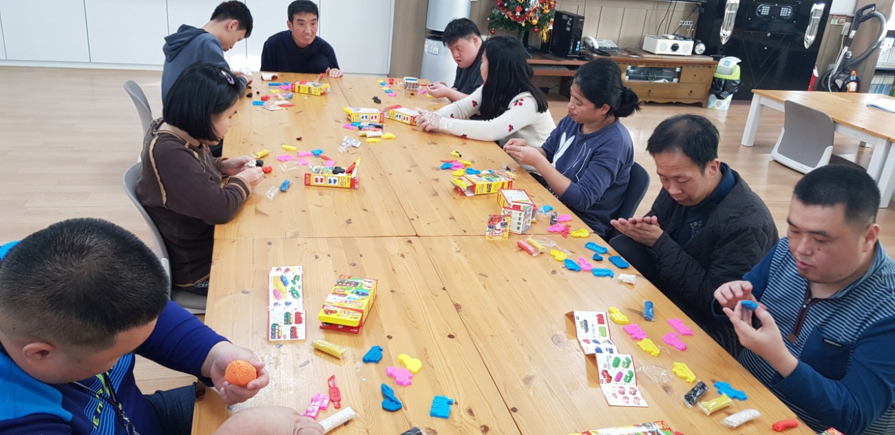 주간보호센터 아이클레이를 활용한 자동차 만드는 모습