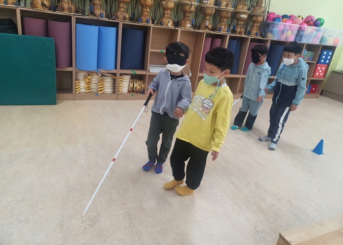 시각장애체험을 하고 있는 모습