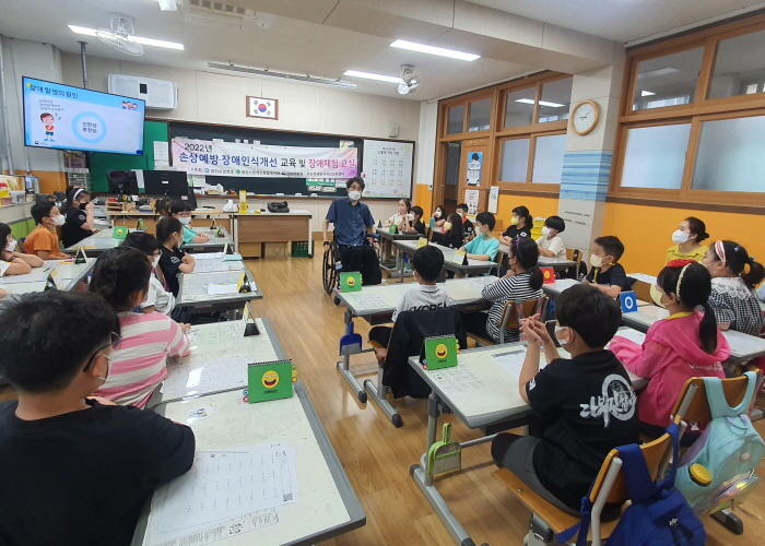 장애이해교육을 듣고 있는 모습