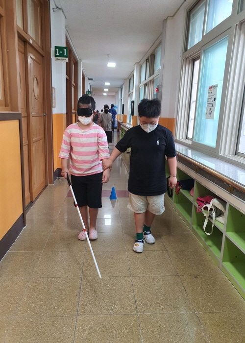 시각장애체험을 하고 있는 모습