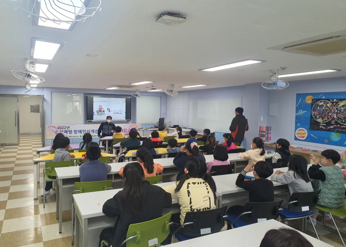 장애이해교육을 듣고 있는 모습