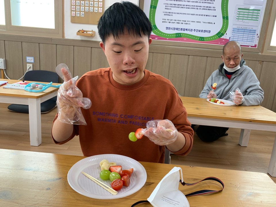 주간보호센터 과일 꼬지 만들기