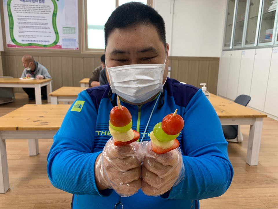 주간보호센터 과일 꼬지 만들기