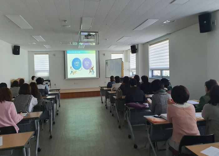 장애인식개선 교육에 참여하고 있는 모습