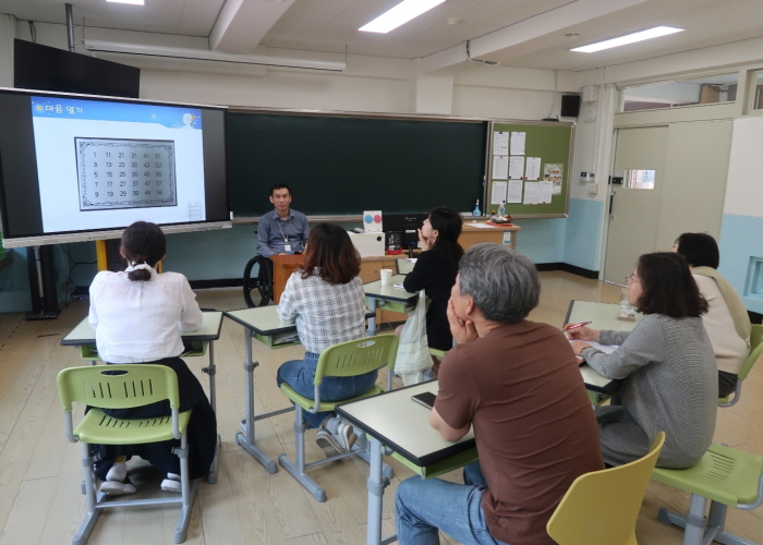 장애이해교육에 참여하고 있는 모습