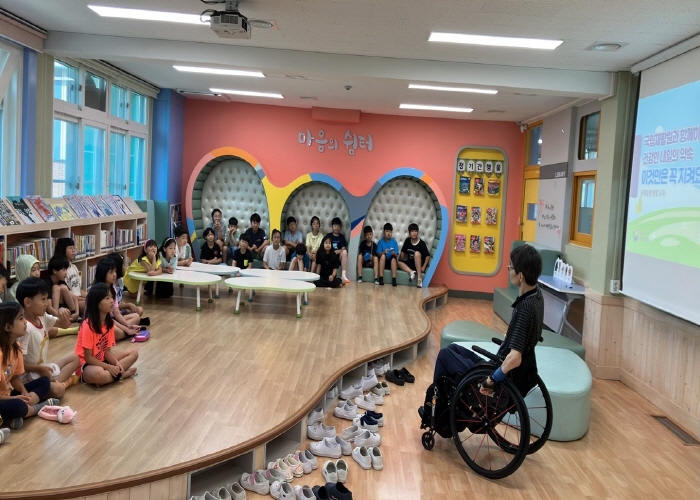 장애이해교육을 듣고 있는 모습