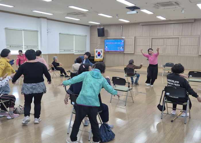 여성아카데미 프로그램에 참여하고 있는 모습