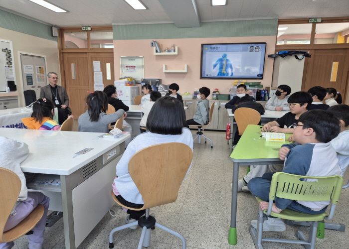 장애인식개선 교육을 듣고 있는 모습
