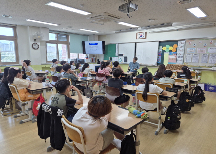 장애인식개선 교육을 듣고 있는 모습