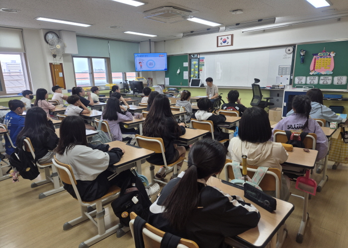 장애인식개선 교육을 듣고 있는 모습