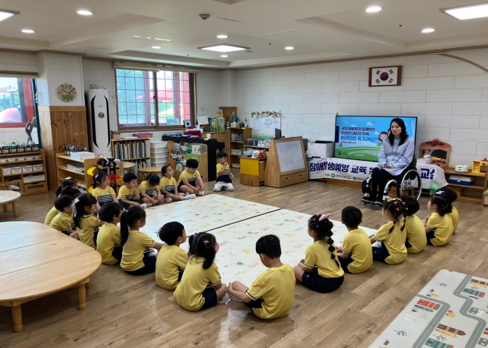장애인식개선 교육에 참여하고 있는 모습