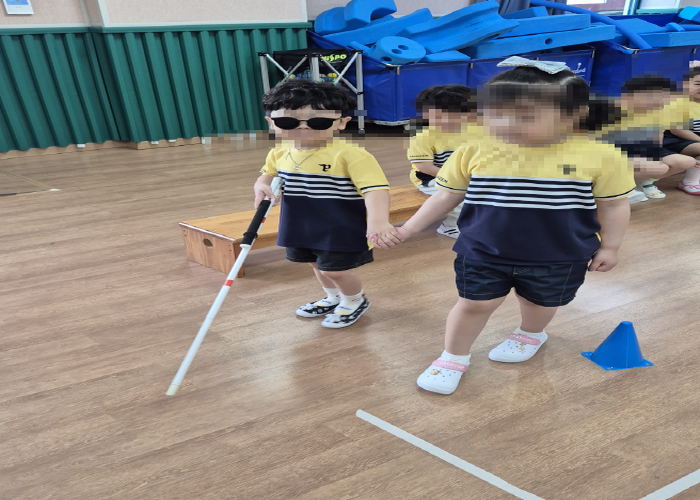장애인식개선 교육에 참여하고 있는 모습