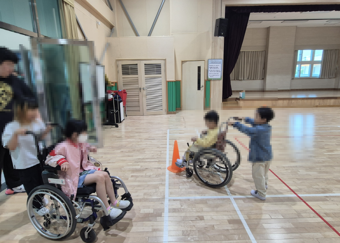 장애인식개선 교육에 참여하고 있는 모습