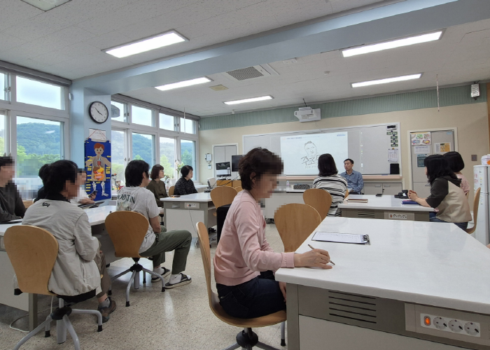 장애인식개선 교육에 참여하고 있는 모습