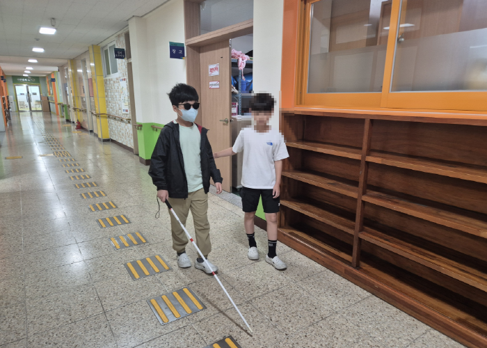 시각장애체험을 하고 있는 모습