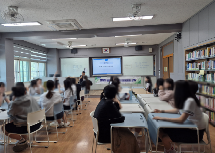 장애인식개선 교육을 듣고 있는 모습
