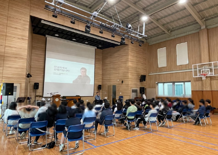 장애인식개선 교육을 듣고 있는 모습