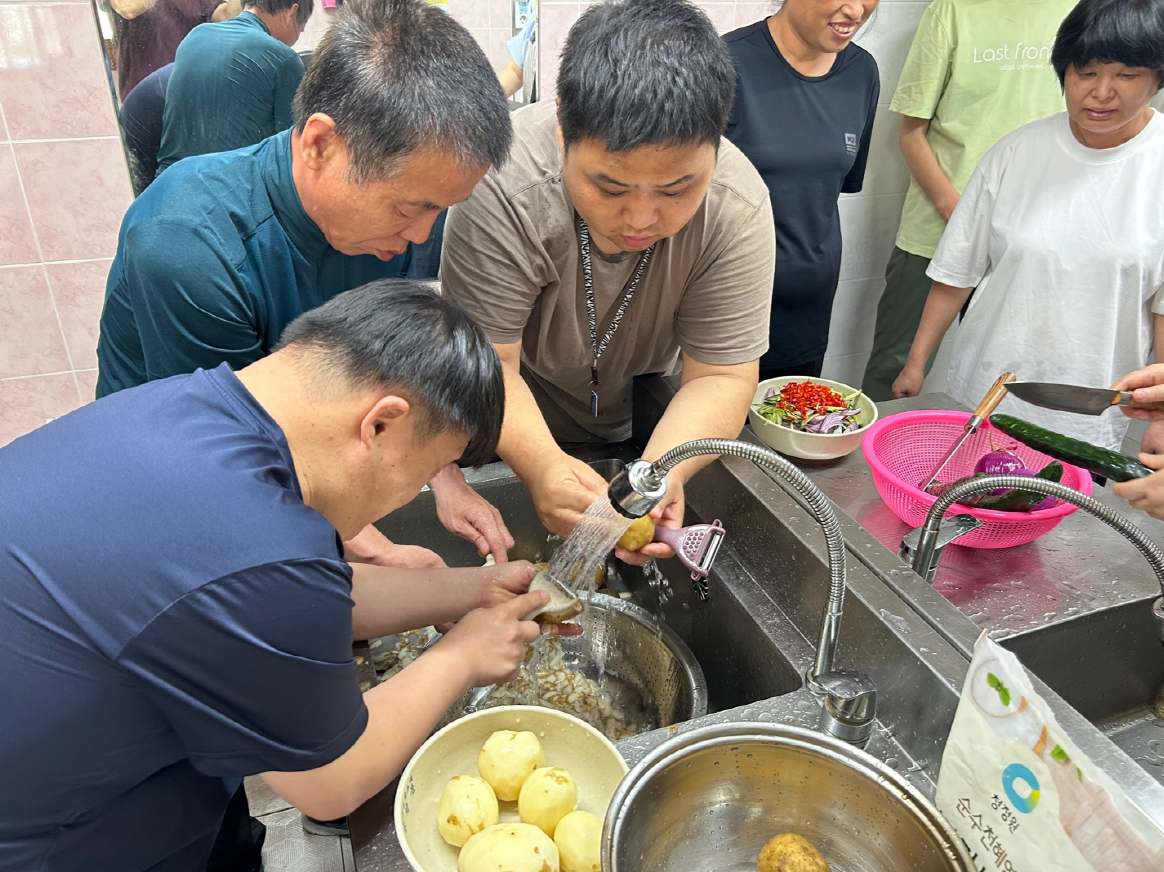 찐감자, 오이냉국 만들기 및 시식