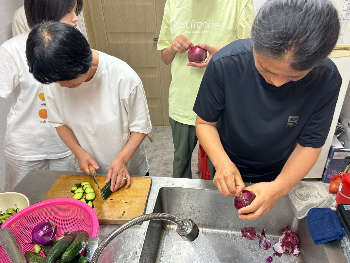 찐감자, 오이냉국 만들기 및 시식