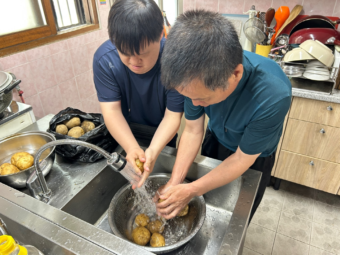 찐감자, 오이냉국 만들기 및 시식