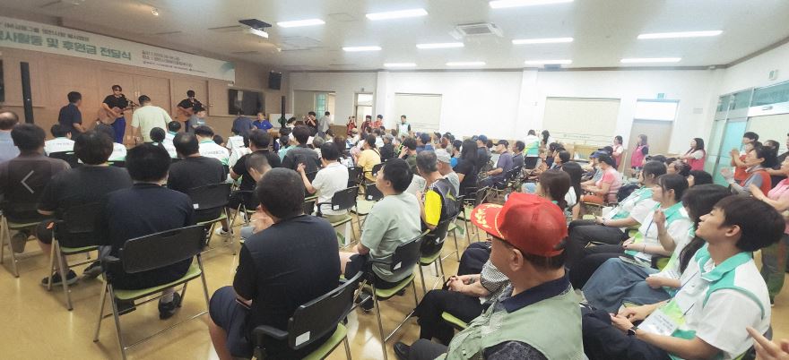 지역장애인과 봉사단이 함께 즐기는 마술 및 음악 공연 관람