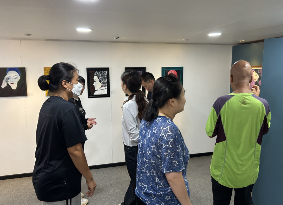 전시 관람 및 대형 작품 제작