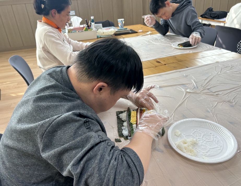 김밥 만들기 및 시식