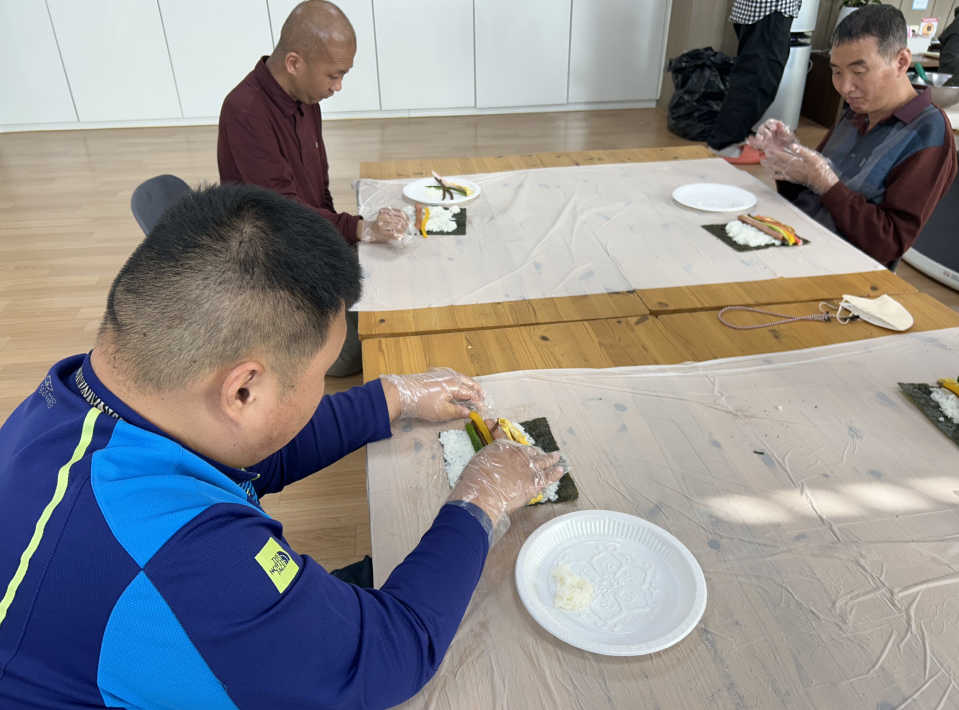 김밥 만들기 및 시식