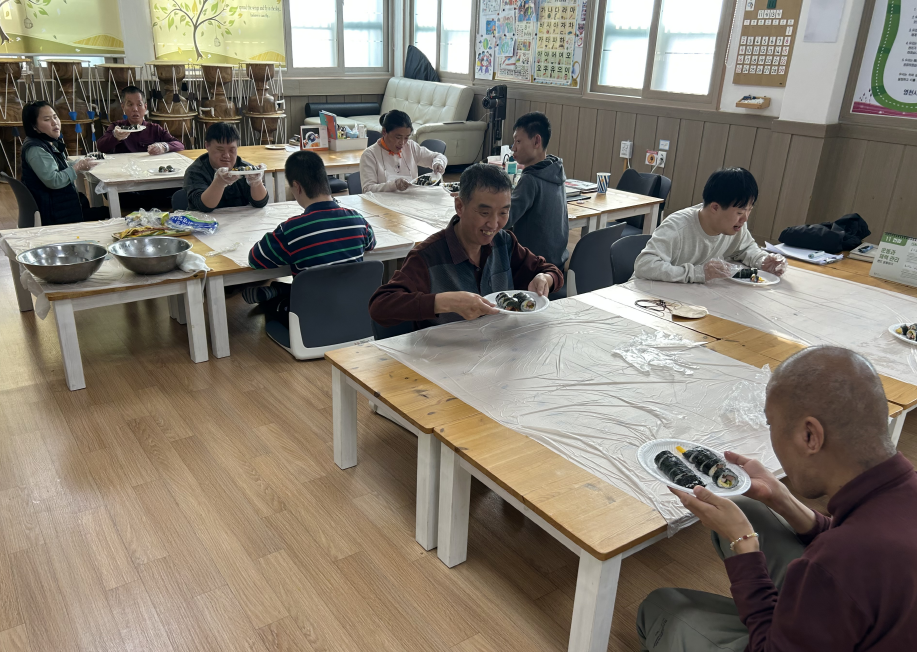 김밥 만들기 및 시식