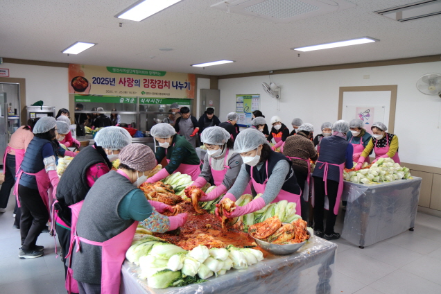 김장김치를 만들고 있는 영천시여성단체협의회 회원들 모습