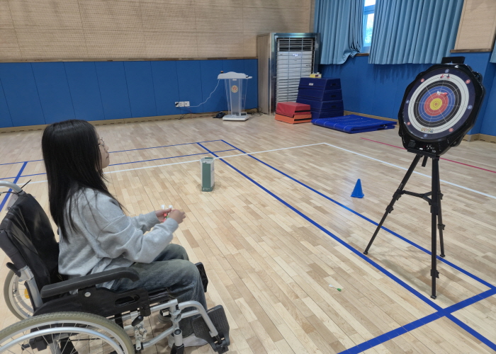 장애인식개선 교육에 참여하고 있는 모습