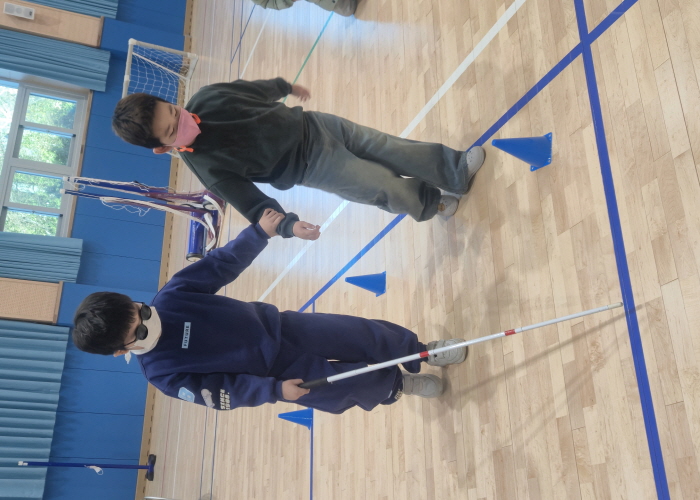 장애인식개선 교육에 참여하고 있는 모습